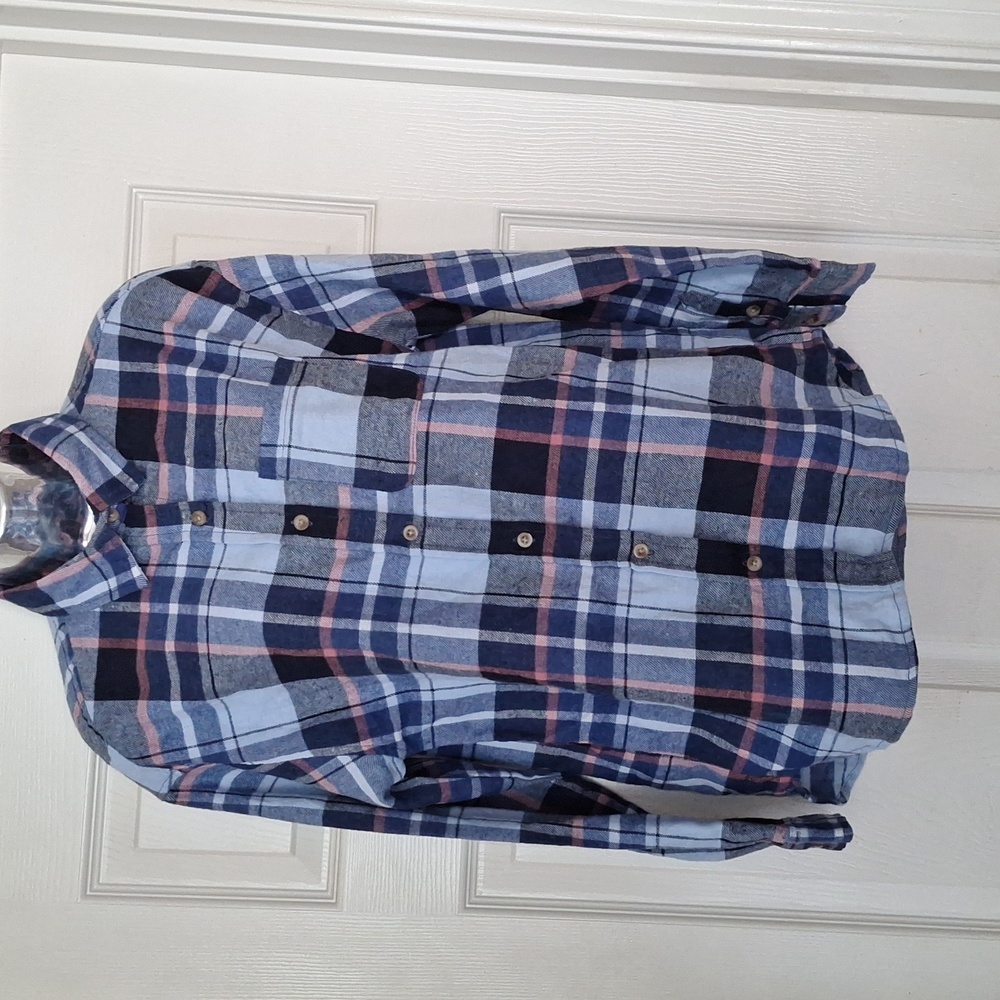 total comfy classic, this Just Polly plaid shirt features a button front closure